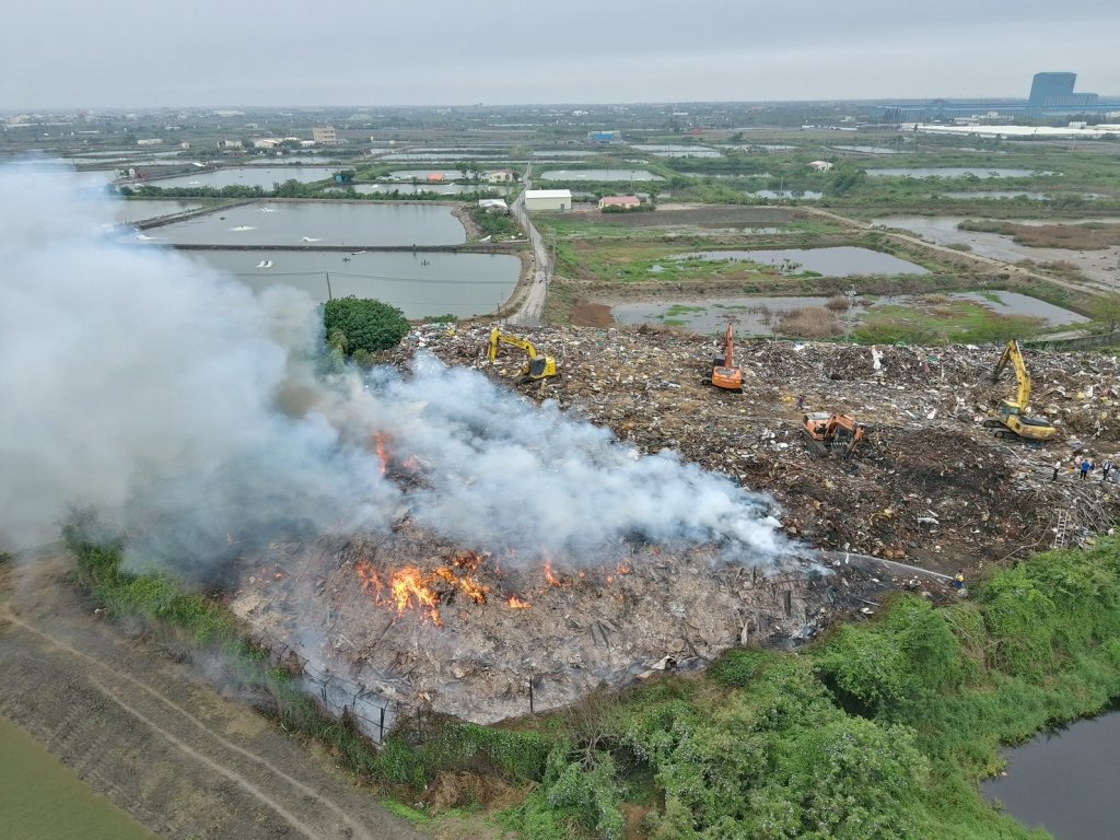 有片／台南學甲垃圾山大火！6米高垃圾堆悶燒　空拍照曝光