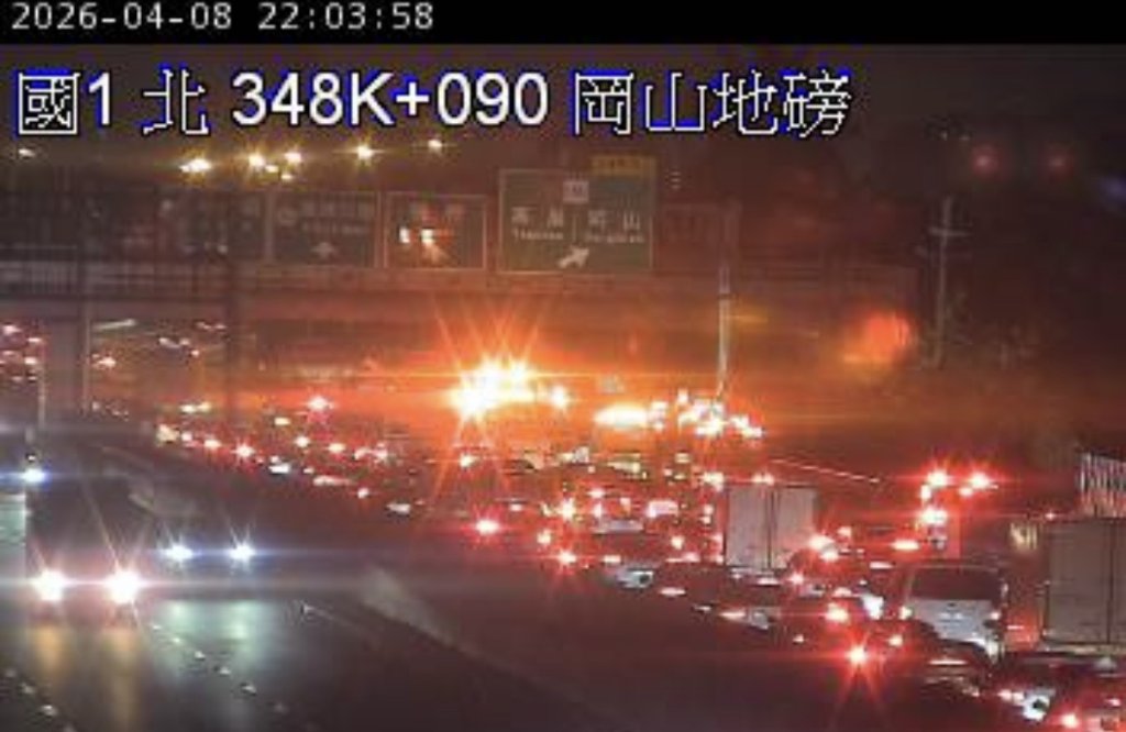 快訊／國道岡山段連2重大事故！聯結車「頭斷了」　南下北上皆嚴重回堵