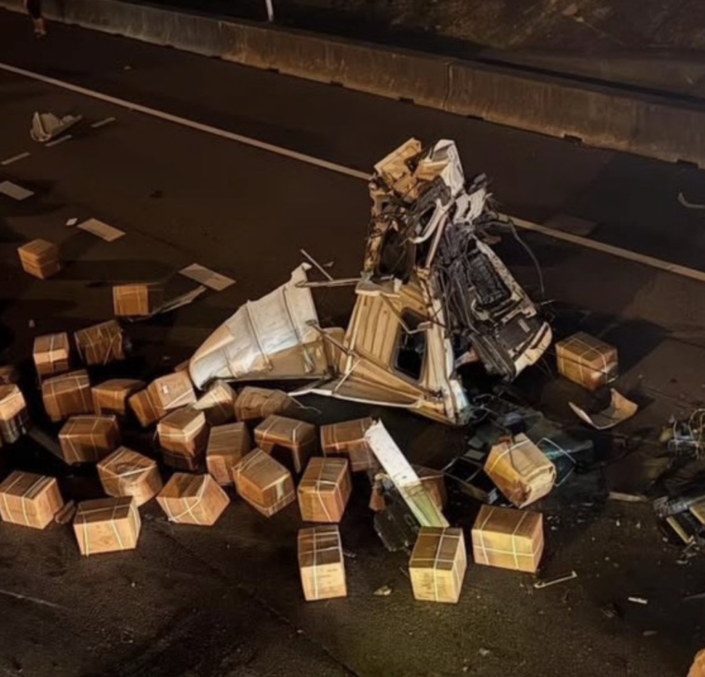 快訊／驚悚畫面曝！國道重大事故「聯結車斷頭」　駕駛搶救中