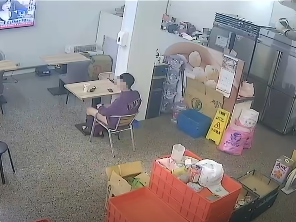 新莊豆漿店驚見猥褻男！當眾脫褲「DIY」監視器全都錄