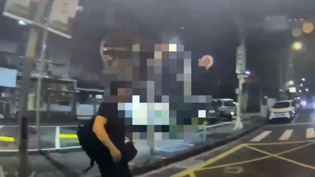 板橋醉男違停紅線遇檢拒測還想跑　警強勢壓制帶回管束