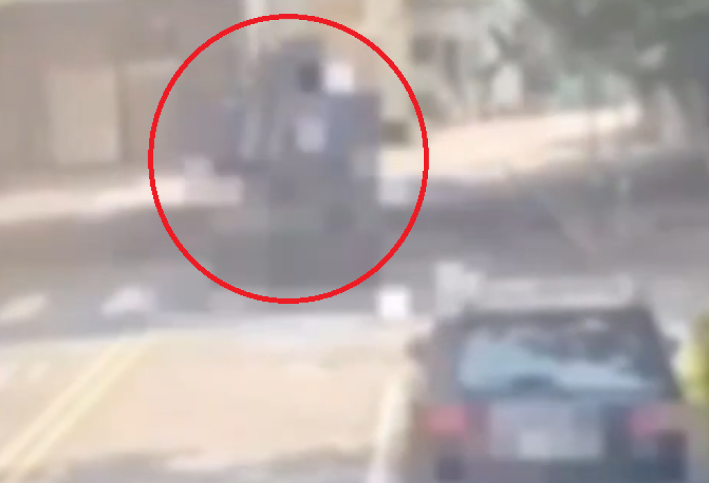 南港驚悚死亡車禍！　23歲男子不明原因倒臥路中央遭小貨車輾斃