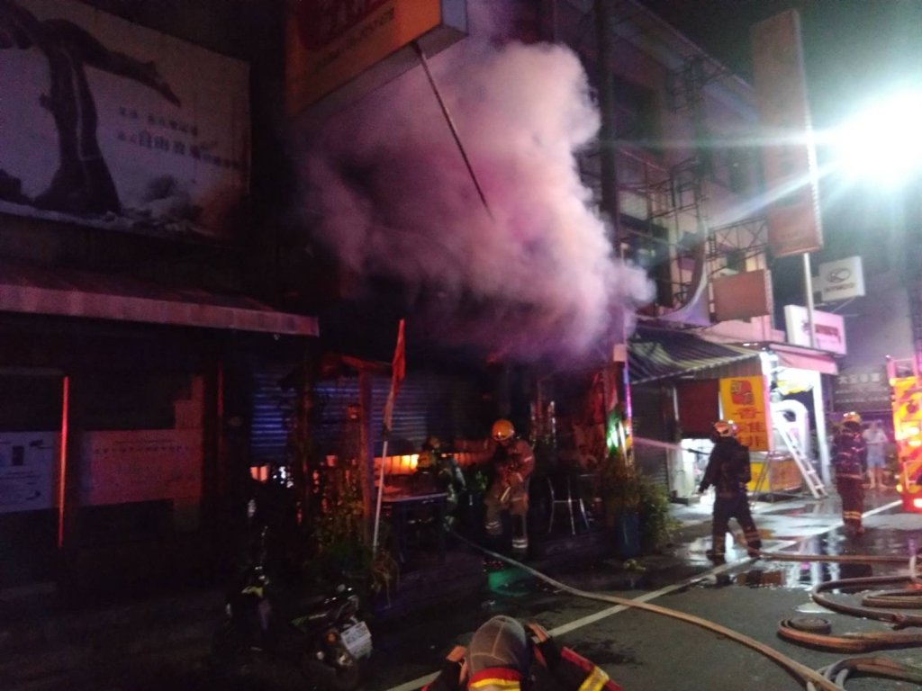 快訊／台南永康印度料理店火警！情趣店慘遭波及　消防射水搶救
