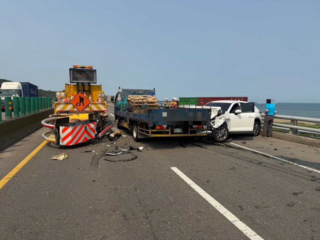 台61線林口路段連環車禍！自小客撞緩撞車再遭大貨車追撞　1人受傷