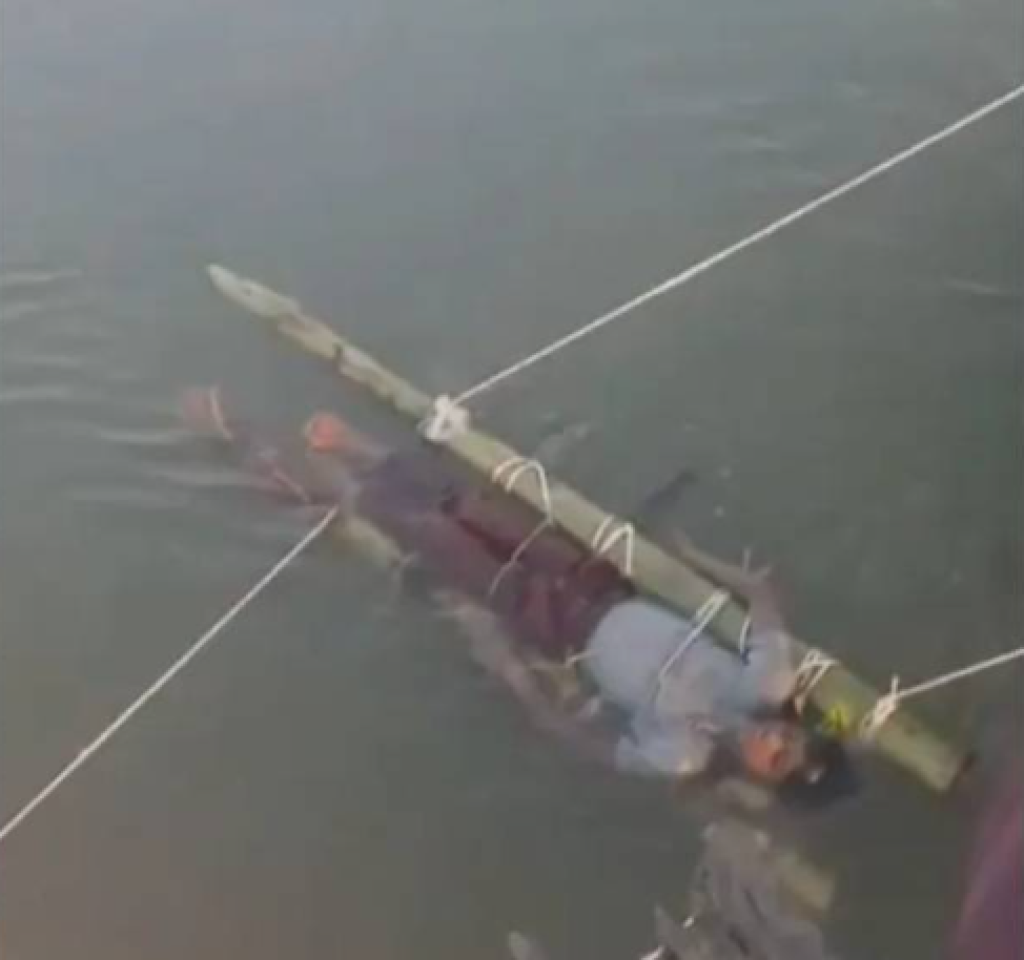 影／迷信害死人！印度14歲少年遭蛇咬家人不送醫　聽信巫醫「浸泡恆河12小時」不治