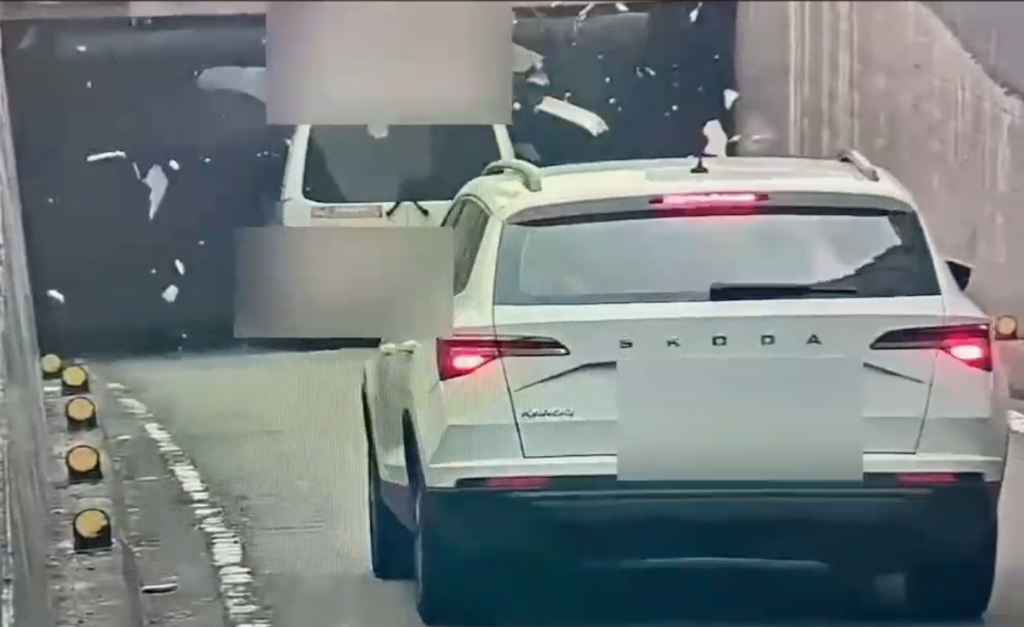 復康巴士出事了！　硬闖基隆路地下道車頂撞爆成敞篷車