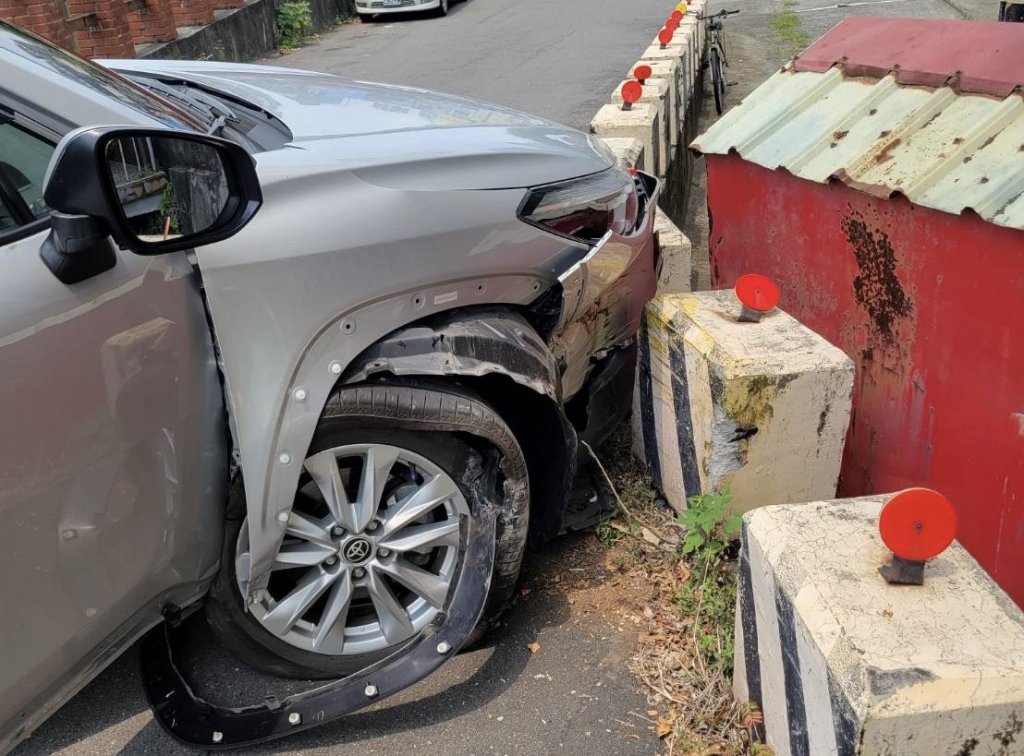 快訊／怎麼開的？7旬婦右轉變「特技」衝破護欄墜落道路