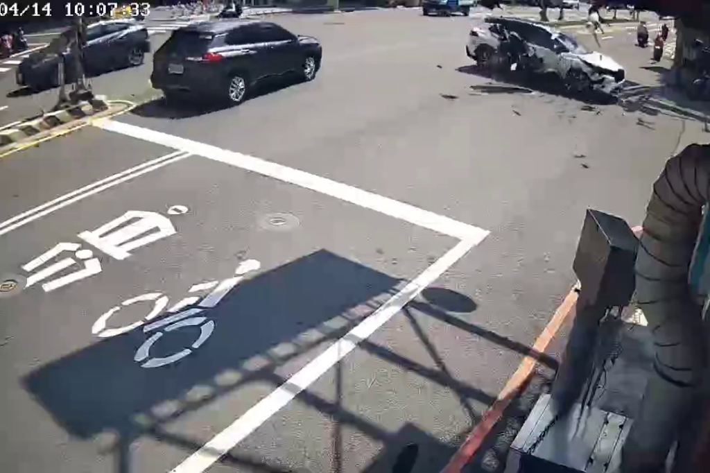 有片／台南奪命路口！22歲成大生「高速猛撞」拋飛重摔　送醫搶救仍不治