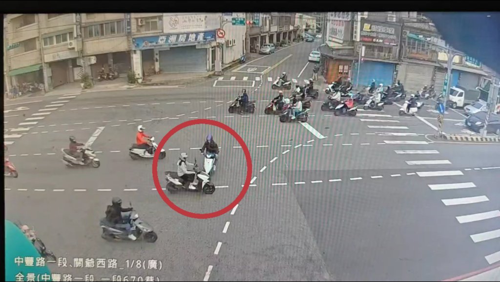 影／橫向6線道還闖紅燈　桃園男騎士撞進車陣「連環撞」釀5傷