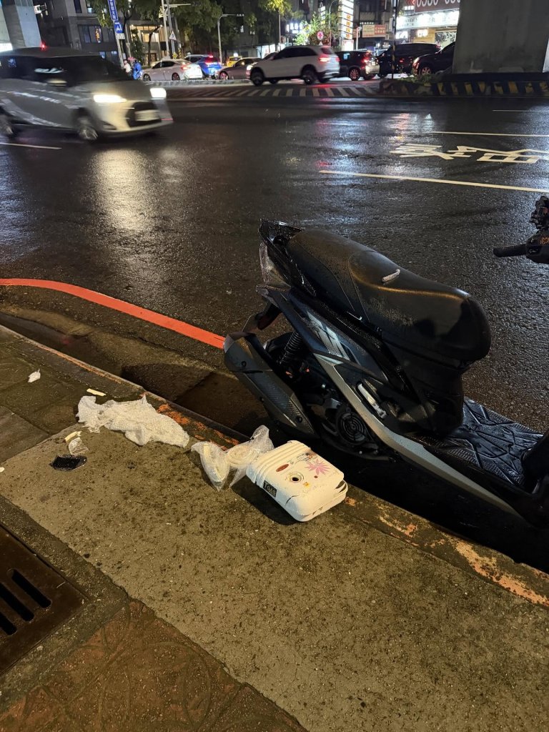 路上長出「熱水器」！中和女騎士路過來不及閃狠撞慘摔