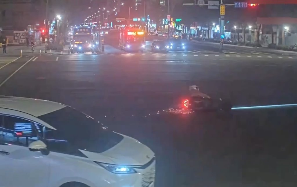 「搶黃燈」撞減速前車　北市女騎士失衡「犁田」15公尺濺火花