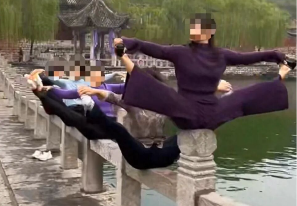 影／不怕掉進水？陸民眾在湖邊石護欄上做瑜珈「懸空分腿」　影片瘋傳景區工作人員回應了　