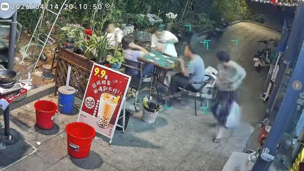 影／神閃避！看人打麻將「冷氣室外機高空掉落」　陸大媽一個Move逃過一劫