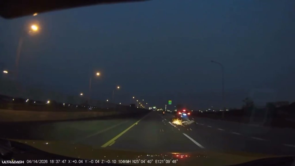 影／台61驚悚車禍！轎車走閘道超車「切回狠撞重機」　人車倒地噴火花影片曝光