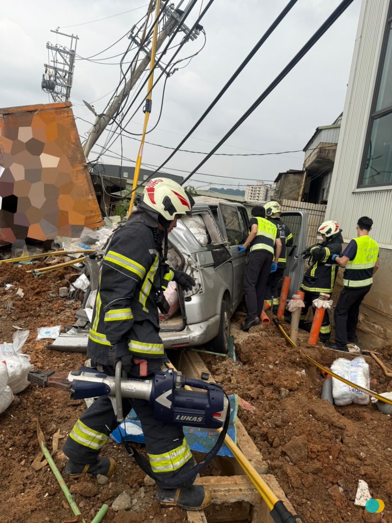 下坡突煞車失靈！鶯歌砂石車擦撞圍牆減速仍煞不住　連撞10車釀7傷