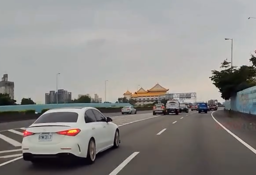 國道1號小貨車鬼切撞車！　目擊者怒批：這是什麼「笨色」開法