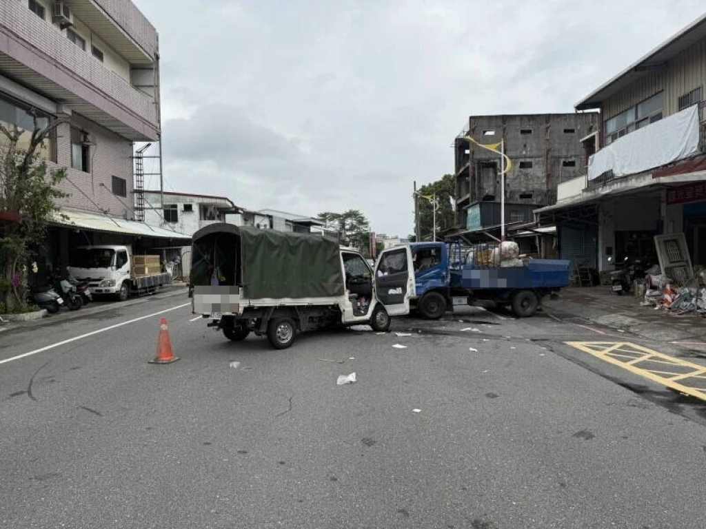 花蓮市區藍、白小貨車對撞　白車駕駛夾困雙腿開放性骨折