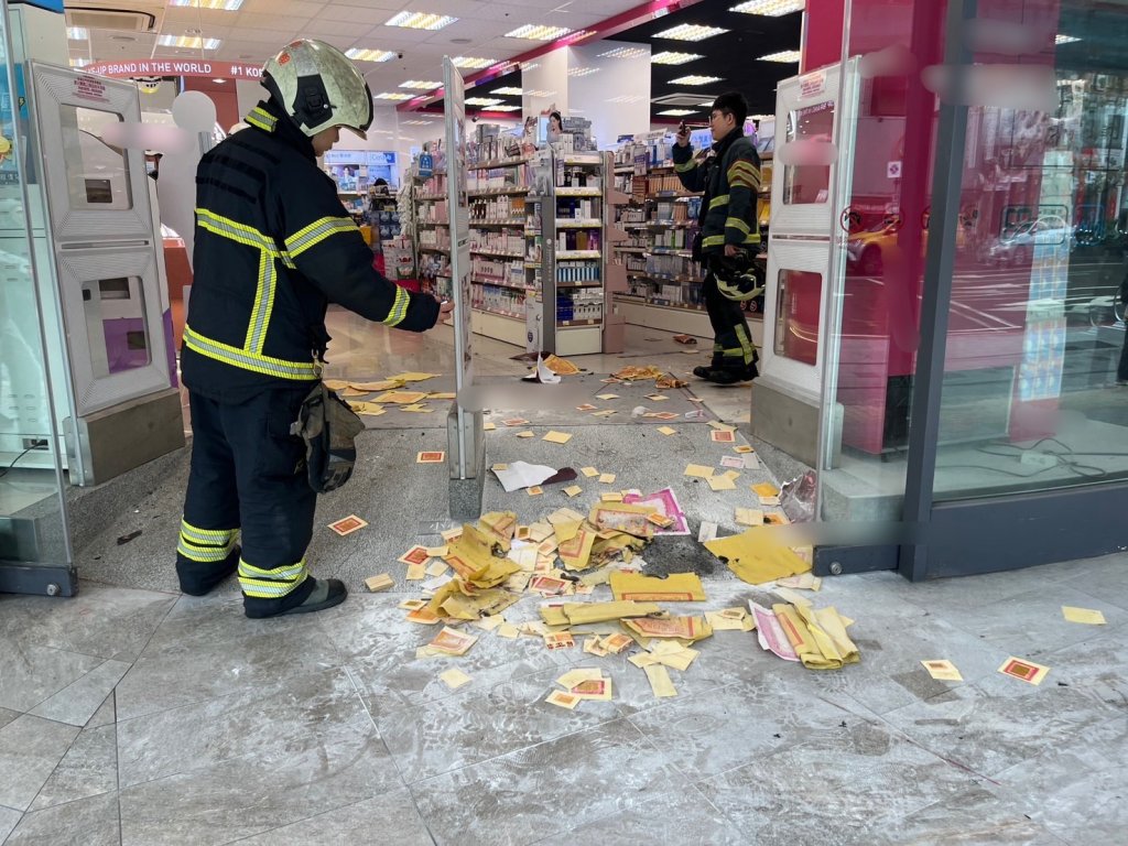 跟寶雅借插座充電借不到　北市男店門口撒金紙焚燒洩憤