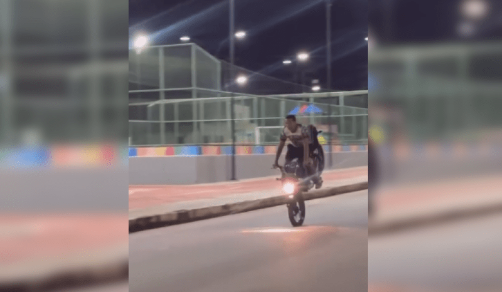 影／巴西騎士表演翹前輪特技失誤了　被拋飛貼地摩擦手腳大面積擦傷破皮