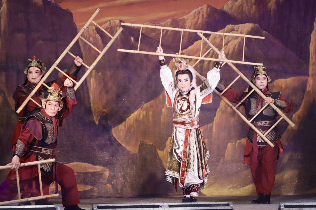 影／明華園驚傳意外！戲巢演出「米娜大將軍」梯上跌落...觀眾嚇壞　帥氣爬起成功完演