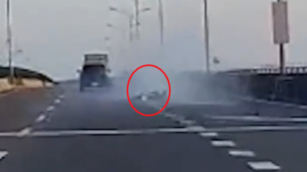 撞擊畫面曝光！台61線新豐路段重機自小客車相撞　騎士受傷送醫