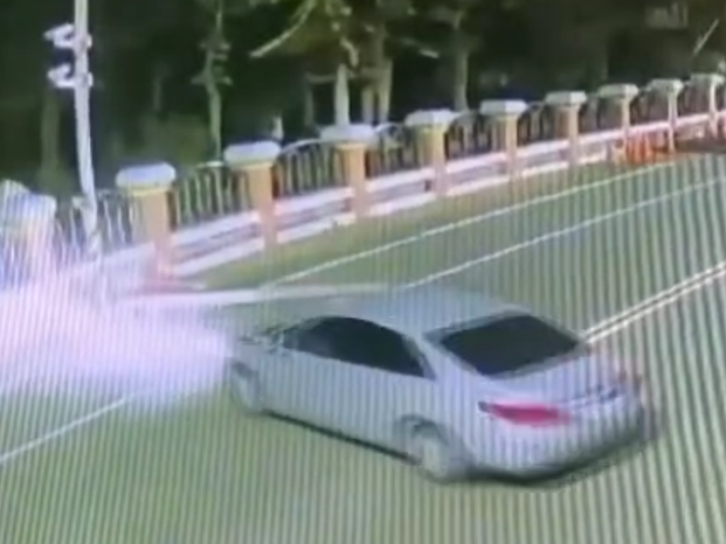 撞擊畫面曝光！彰化伸港自小客車撞斷電線桿車體打轉　女駕駛輕傷送醫