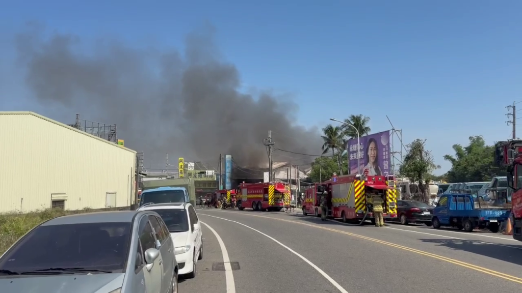 台南汽修廠火警！場內存塑膠粒、木材全面燃燒　闆娘看心血沒了哭癱