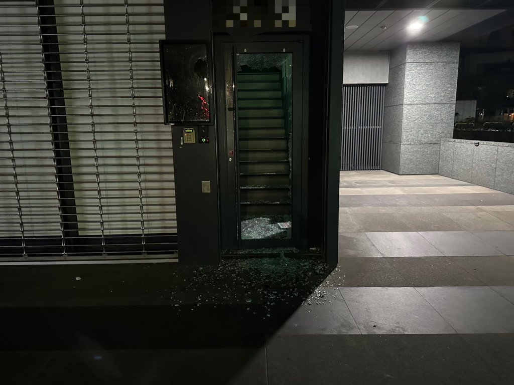 林口知名餐廳深夜遭砸！3黑衣人持告示牌毀損逃逸　警鎖定身分追緝中