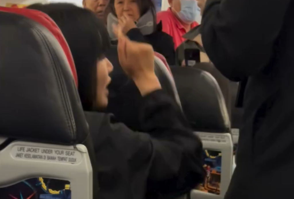 影／不滿講電話被拍要求刪片！亞航女乘客大鬧拒下機　批工作人員只說英文「國際航班連中文都不會講」