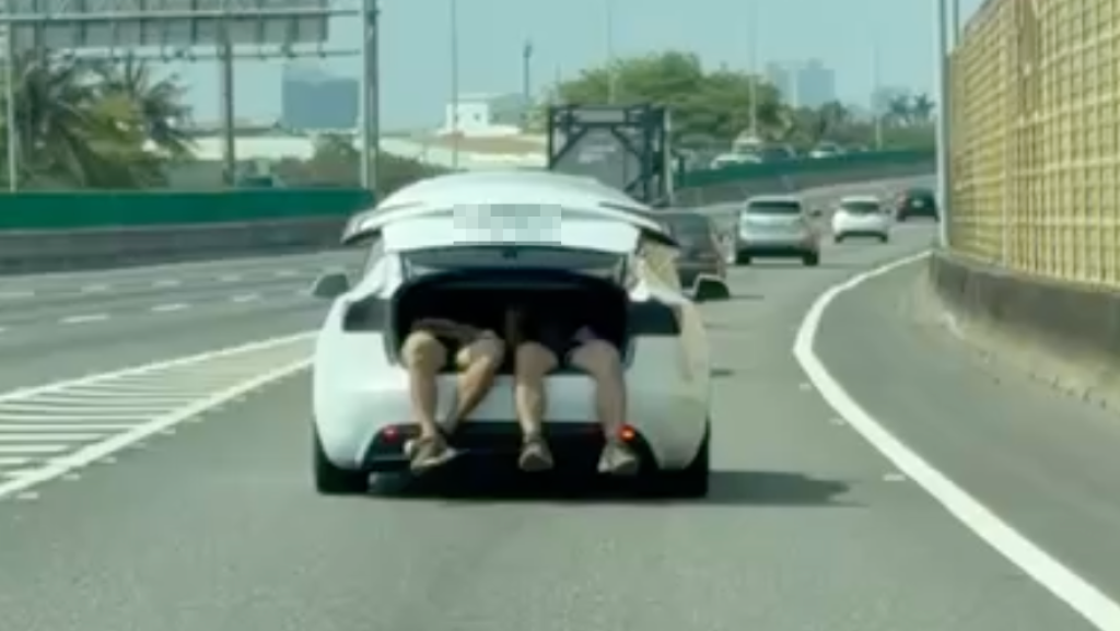 影／國道驚見「人體行李」！四腳懸掛超悚　國道四隊：未接獲報案