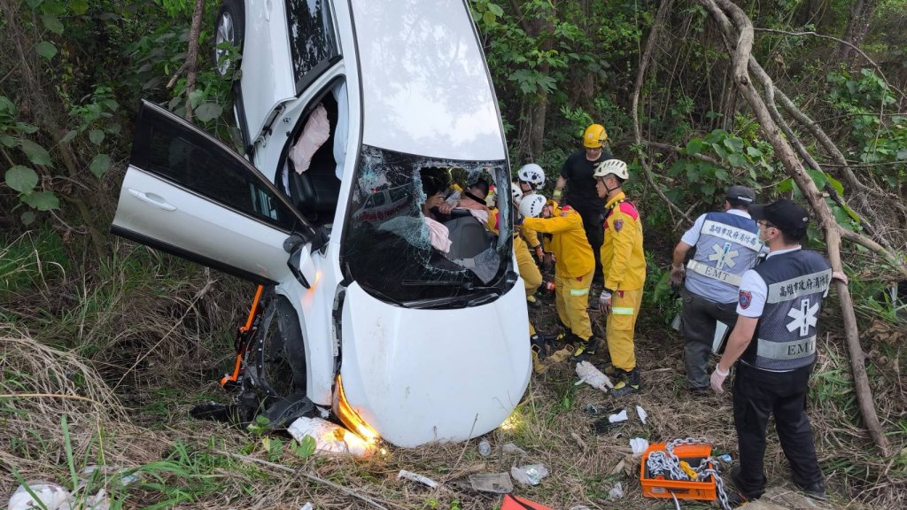 命差點沒了！轎車飛落邊坡「倒插卡樹」　駕駛受困動彈不得