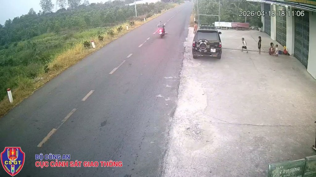 影／路邊玩球闖下大禍！越南男童一踢「球滾到馬路」　騎士撞上摔死監視器影片瘋傳