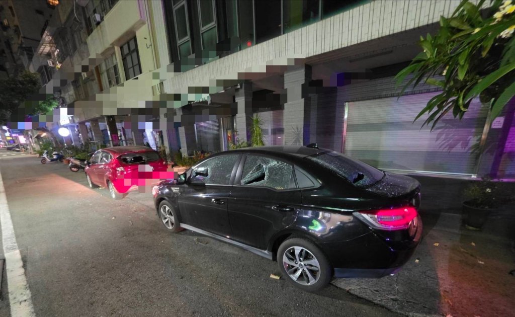 3車停家門外踩雷！高雄男情緒炸裂　狂砸+踢凹還出手傷人