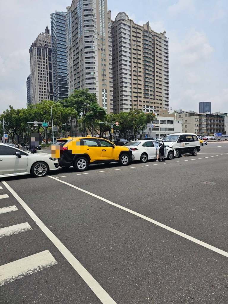 公文還沒送到先出事！警備車失控連撞3車　這下吃力了