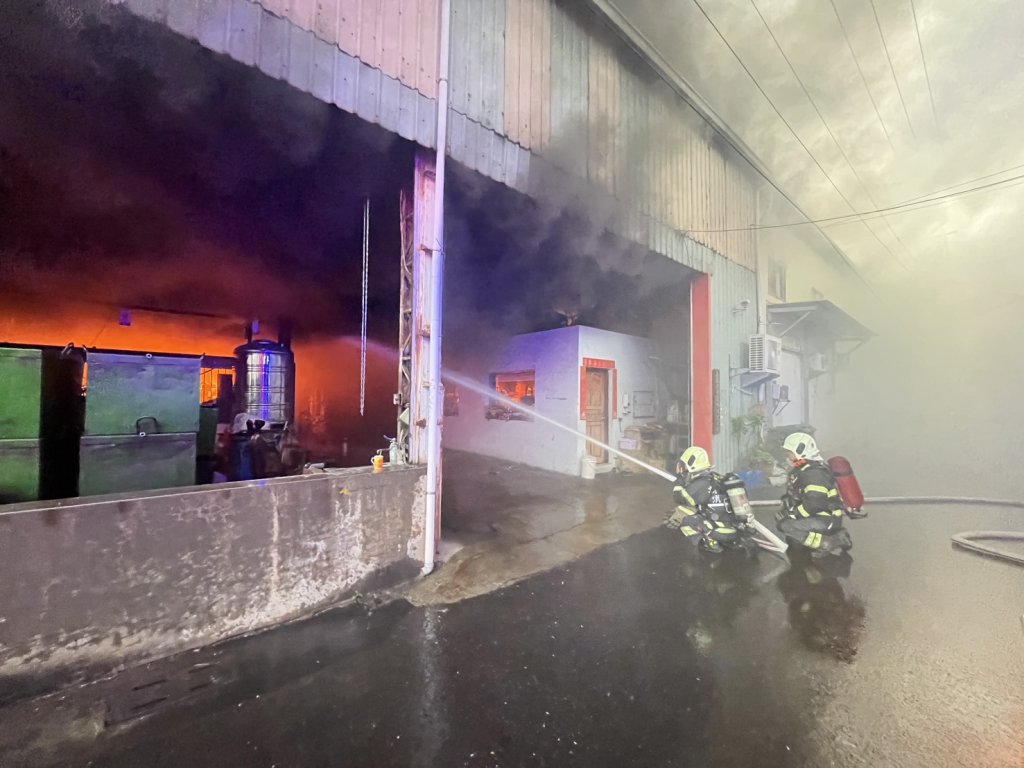 岡山螺絲工廠清晨陷火海！烈焰狂吞廠房　77勇消急奔灌救