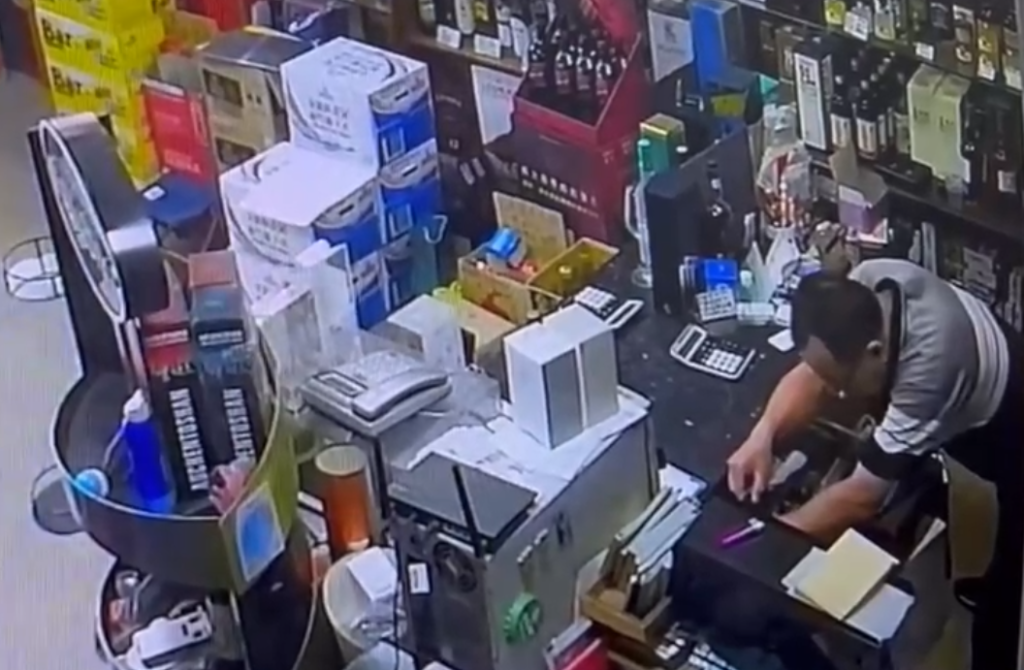 鄰長偷錢！假泡茶趁機開店家抽屉搜刮現金　民眾痛批：「把里民當提款機！」