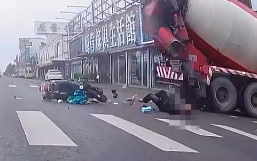 影／驚悚瞬間曝！水泥車左轉機車「煞不住」騎士猛撞噴飛重摔