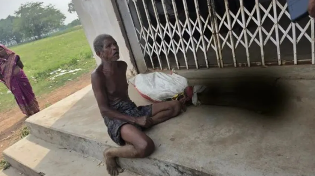 影／印度銀行要求「本人到場」！男提不出死亡證明只好挖墳墓　把亡妹遺體扛進銀行領錢