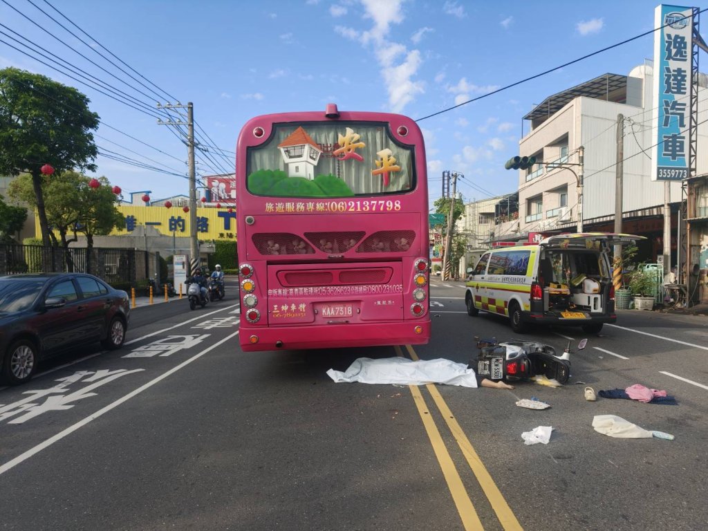 台南騎士遭追撞摔進遊覽車底！28歲女警遭巨輪吞噬　才從警2年...同仁獲消息淚崩