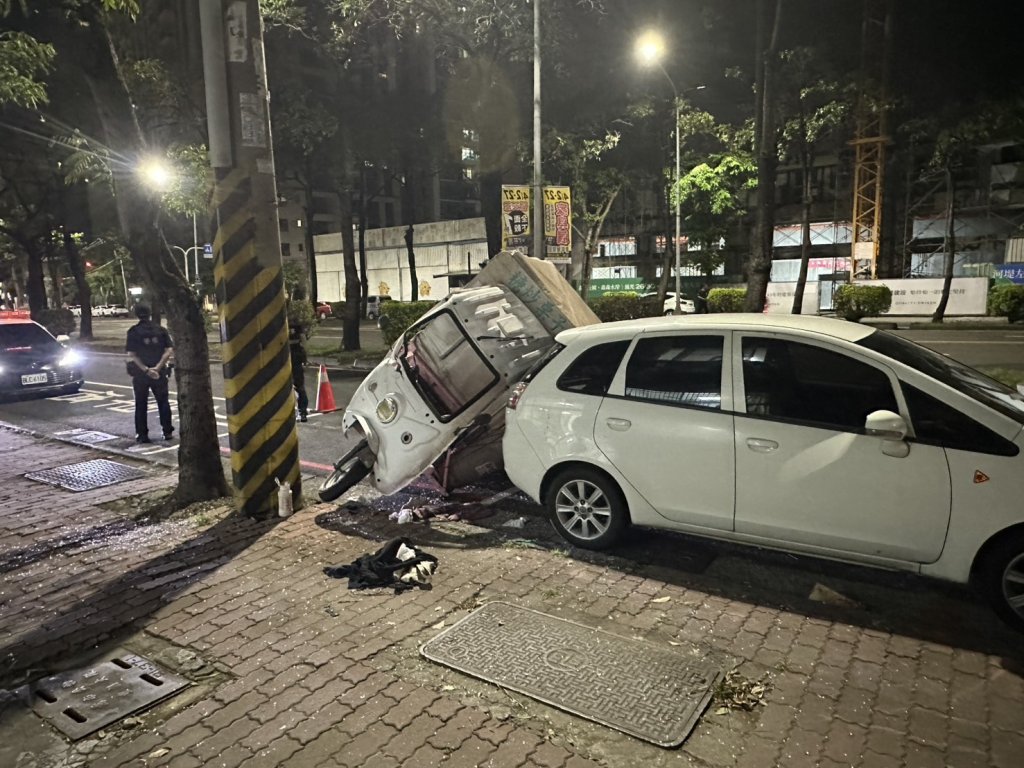 碰！糖炒栗子拼裝車自撞　女駕駛慘受困「車沒了+挨罰36000」