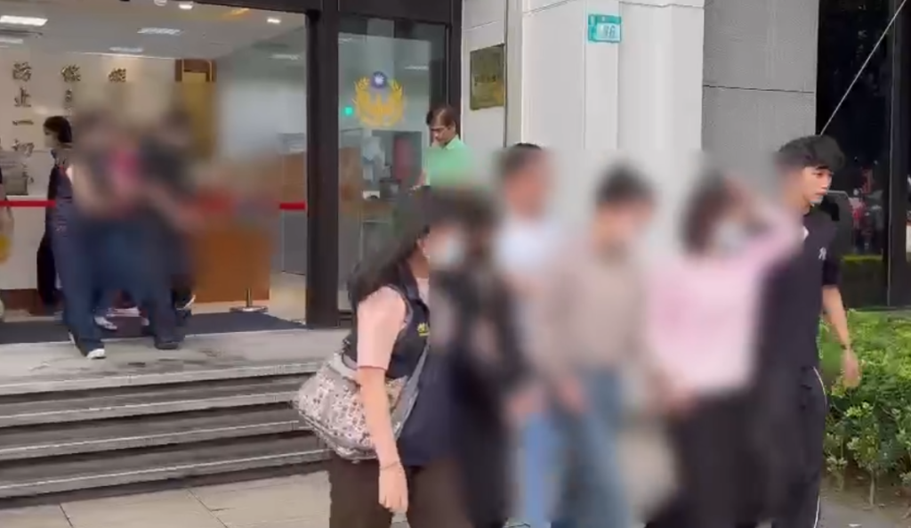 老司機哭哭！新店警方及移民署查獲外籍女子應召站　8名外籍女子落網