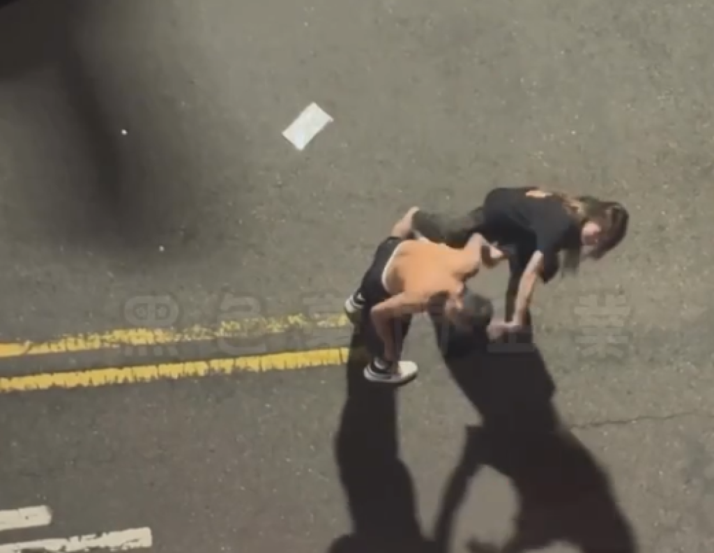  台中男女打架！　躺引擎蓋拍打擋風玻璃鞋子砸人畫面曝光 