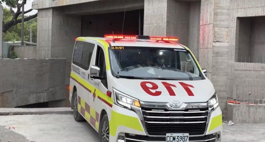 快訊／高雄工地意外！男開小貨車自撞「雙腳開放性骨折」