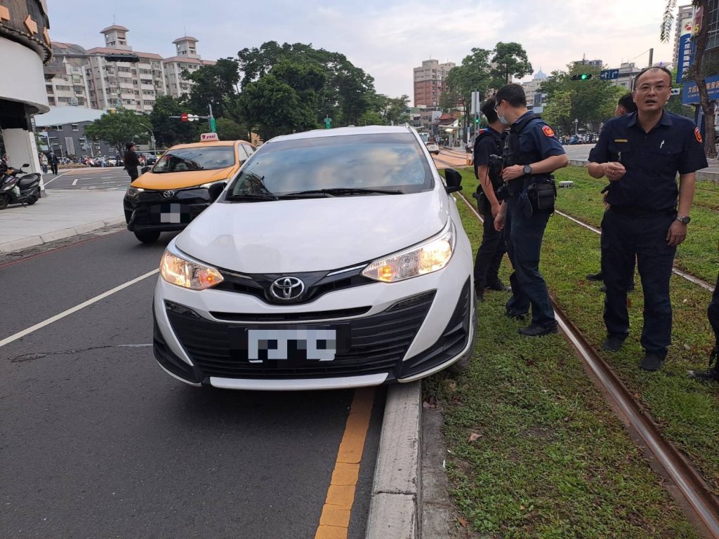 闖輕軌GG了！高雄男右轉失控撞進軌道　最高吞7500元罰單