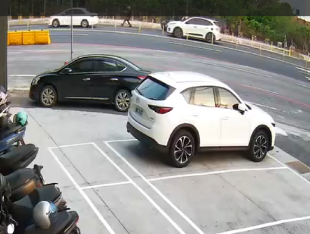 鳳山員警開槍！　追車被衝撞倒地朝車子開槍仍遭逃逸