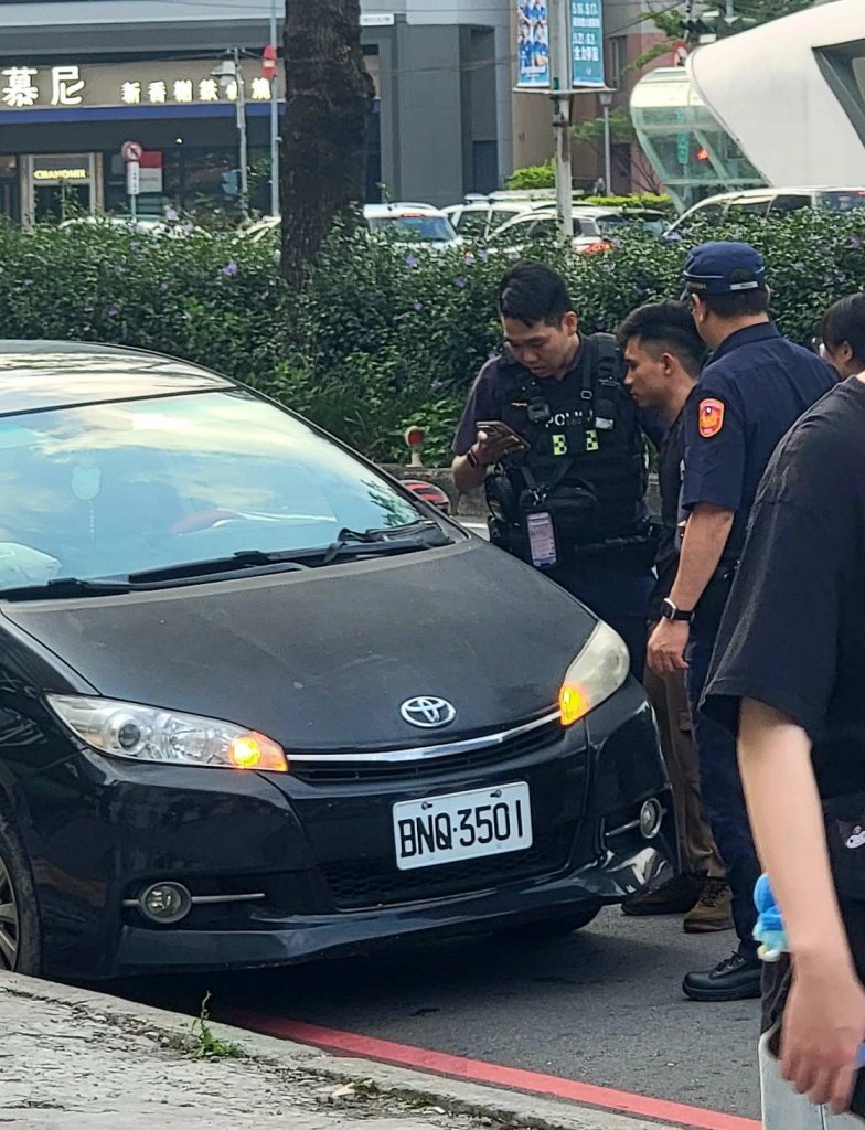 台中警方新光三越旁攔車　民眾直擊駕駛被逮驚呼「那個眼神很嚇死了」