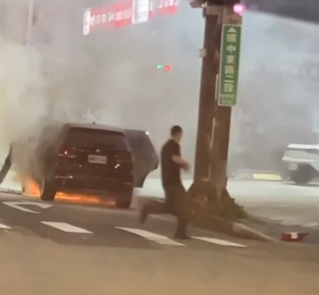 台中北屯火燒車！　駕駛乘客急逃生滅火