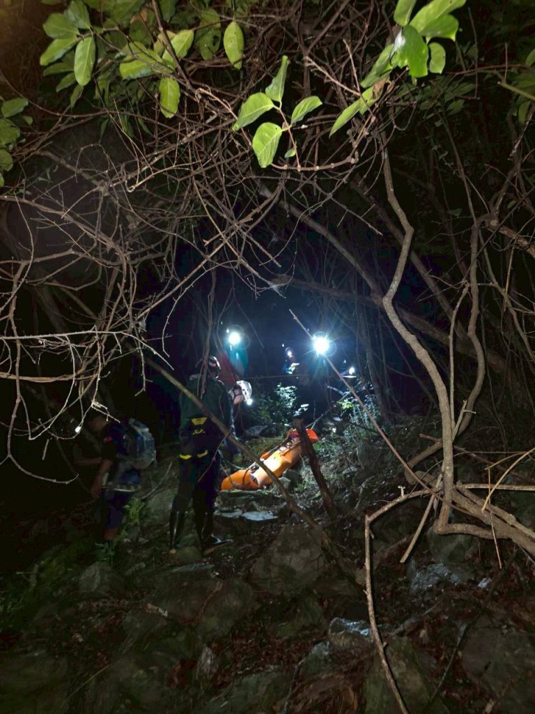 台東海端羽美山步道墜落邊坡10公尺　搜救人員冒雨救援8小時送醫