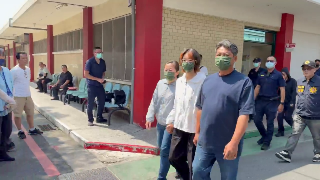 快訊／等五天女大生現身女警靈堂！　90度鞠躬「無下跪」家屬淚崩