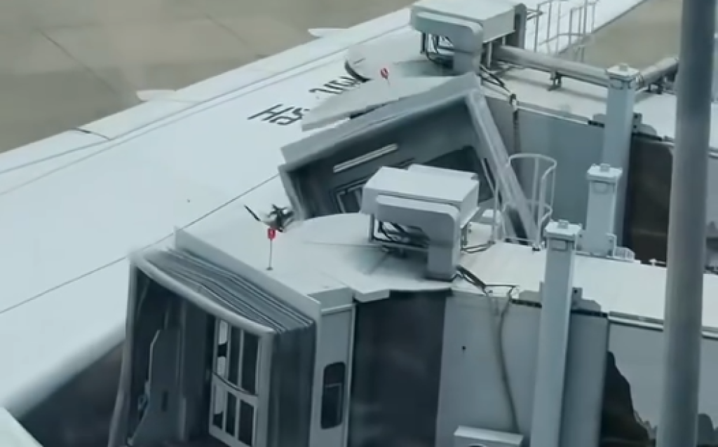影／東航客機煞不住！成都飛上海落地撞上空橋　官方證實：發生機械故障